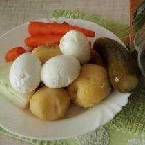 Салат с сайрой и яйцом и огурцом Рис с сайрой консервированной луком